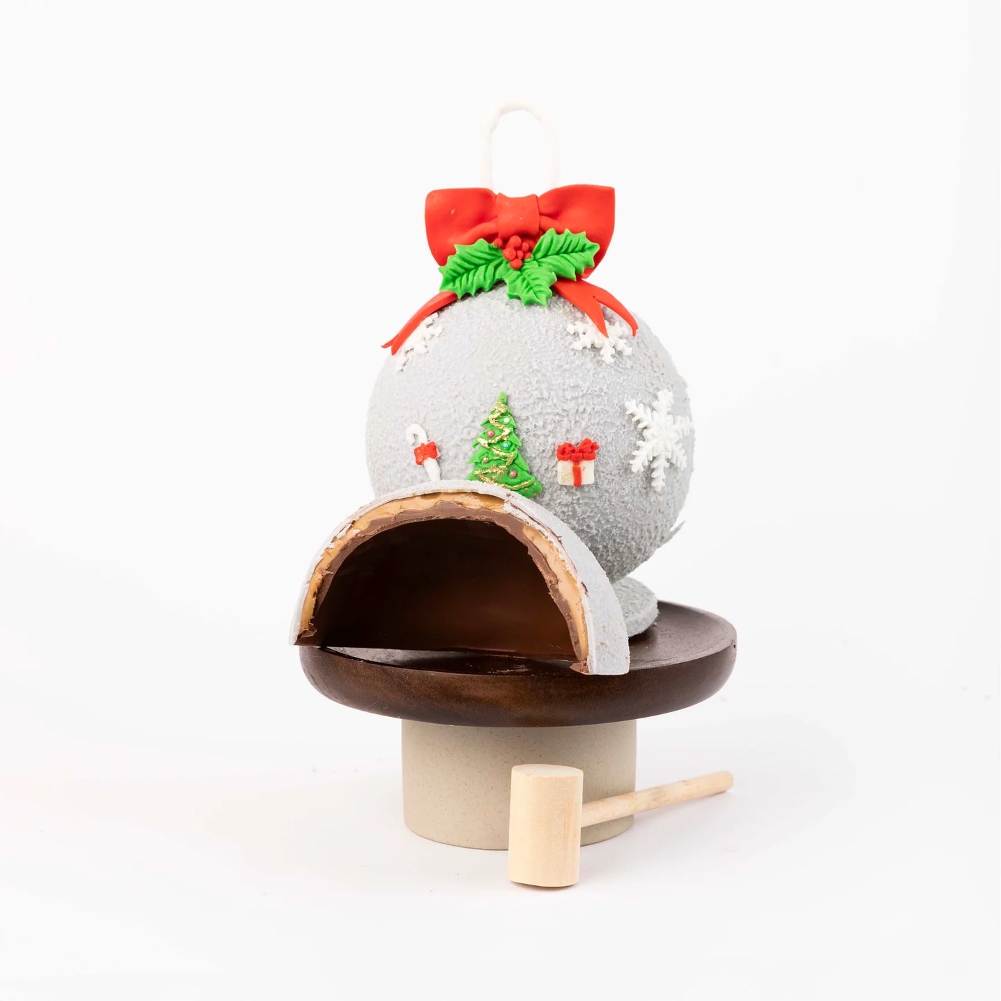 Festive chocolate Snow Globe 480g